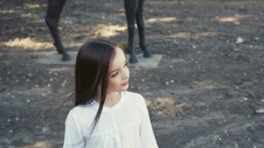 Mutlu evlilik çift kalede cliff üzerinde yürür.