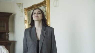 Baştan çıkarıcı şirin model pahalı giysileri reklam için yürüyor. 4k