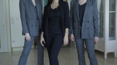 Kamera kapalı marka giysiler içinde poz üç zengin model. 4k