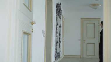 Çekici kız aynaya bakar ve evde goes uzağa. 4k