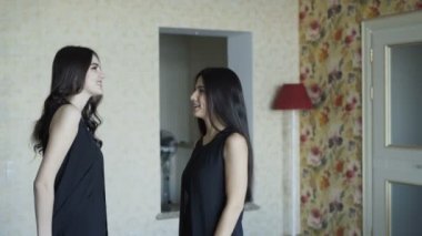 Üç güzel kız elbiseler sahip bir sohbet ve içki şampanya