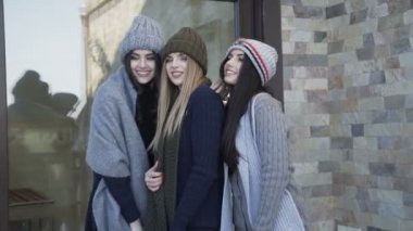 Üç güzel kızları Caps ve bahçede poz eşarp