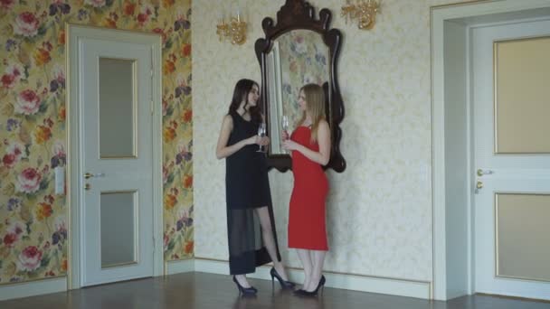 Three pretty girls in dresses having a small talk and drinks champagne — Stock Video