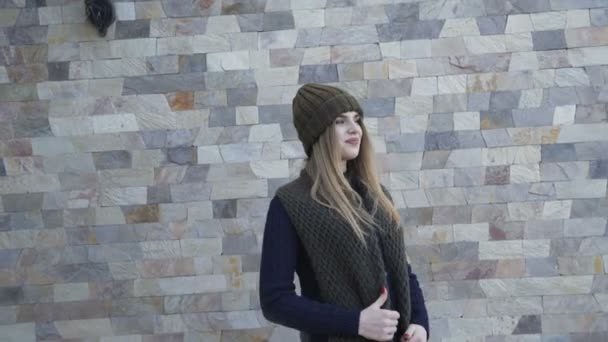 Mooi meisje in warme kleren poseren op de werf. 4k — Stockvideo