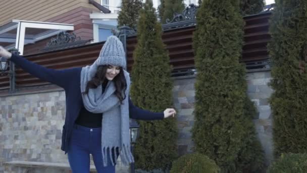 Hübsches Lächelndes Mädchen Warmer Kleidung Spaziert Über Den Luxuriösen Hof — Stockvideo