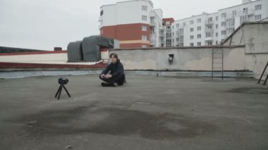 Yakışıklı gazeteci başına sokak çatıda çekim bir video. 4k