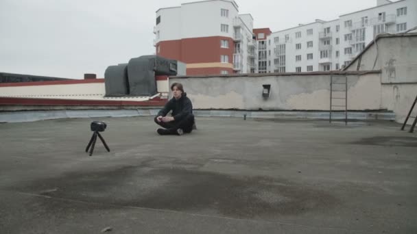 Όμορφος δημοσιογράφος γυρίσματα ενός βίντεο από τον εαυτό του στην οδό οροφή. 4k — Αρχείο Βίντεο