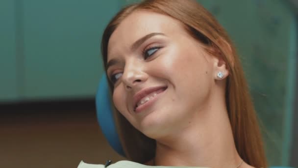 Happy glimlach van meisje met orthodontische beugel — Stockvideo