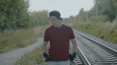 Genç grafiti master sprey balonlarla hokkabazlık. 4k