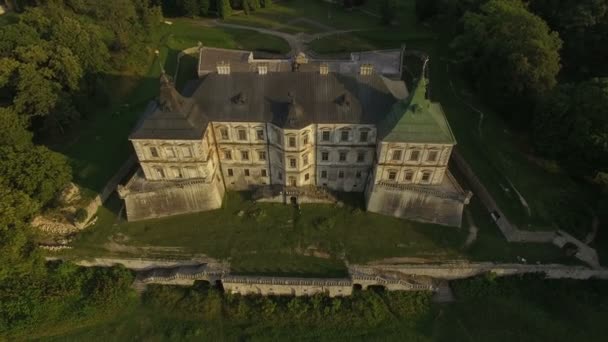 Vista aérea superior del antiguo castillo — Vídeos de Stock