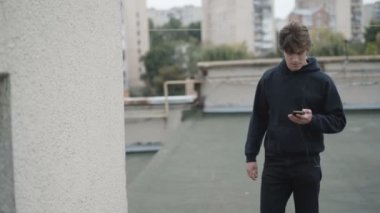 Akıllı telefon ve kulaklık kullanarak ve açık havada sevindirici özgür adam