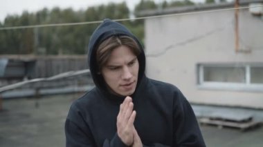 Karar hakkında düşünme endişeli genç adam utandım