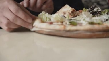 İnsatiably kafede bir pizza yemek aç genç adam