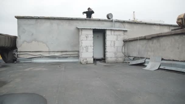 城市屋顶以上的免费跑步训练 — 图库视频影像