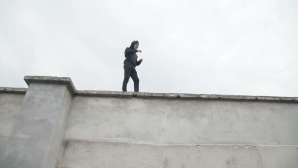 Latihan lari gratis di atas atap kota. — Stok Video