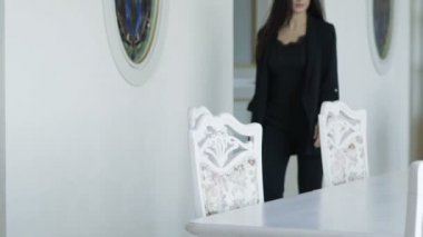 Siyah kostüm baştan çıkarıcı esmer kamerada pist yürür