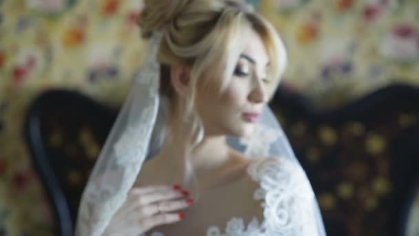 Die wunderschöne Braut lächelt im Schlafzimmer in die Kamera. 4k — Stockvideo