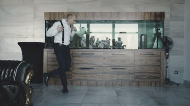 Гламурный молодой человек в стильном костюме танцует в комнате. 4K — стоковое видео
