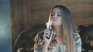 Tutkulu Bayan sigara e-sigara ve ağız ve burun yoluyla nefes