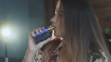 Profil seksi kız sinir bozucu sigara e-sigara kapalı