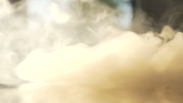 Gele dikke rook van een elektronische sigaret — Stockvideo