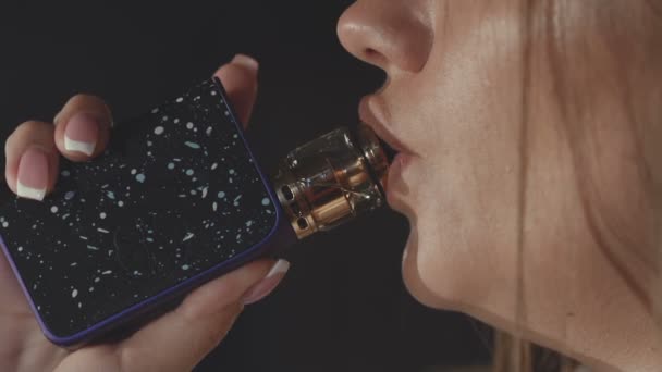 Макро знімок дівчини, яка палить і випаровує щільні хмари токсичної пари — стокове відео