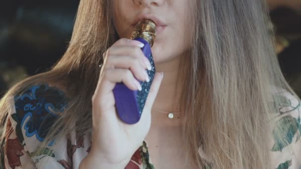 Macro shot de femme passionnée fumant e-cigarette et expirant — Video