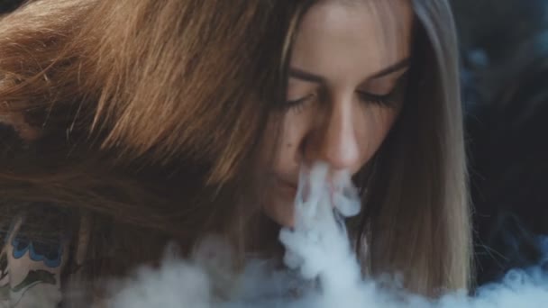 Macro disparo de dama exhalando densas nubes de vapor tóxico — Vídeos de Stock