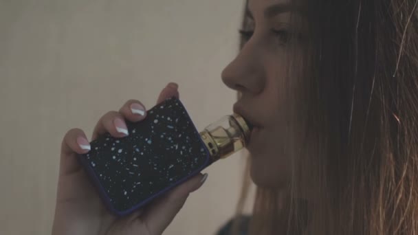 Macro shot van dampende dichte wolken van rook van mooi meisje — Stockvideo
