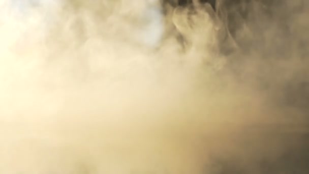 Macro shot de nuages denses de fumée et de vapeur toxique à la caméra 