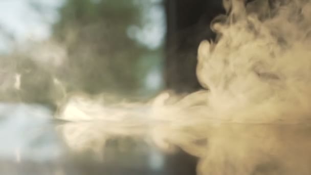 Makró lövés sűrű felhők a füst és a mérgező pára a kamera — Stock videók