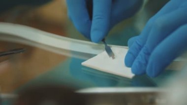 Diş hekimleri elleri özel bir diş çözeltisi hazırlar