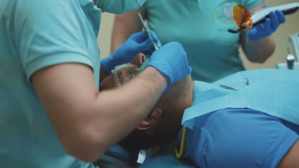 El dentista trata a los pacientes con taladro dental en la clínica. 4K — Vídeo de stock