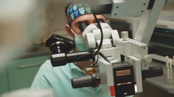 Дантист использует микроскоп для лечения. 4K — стоковое видео