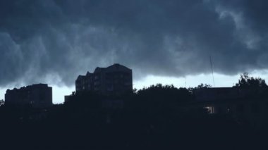 Karanlık gökyüzü arka plan. Fırtına yıldırım şehrin yanıp sönen ile. 4k