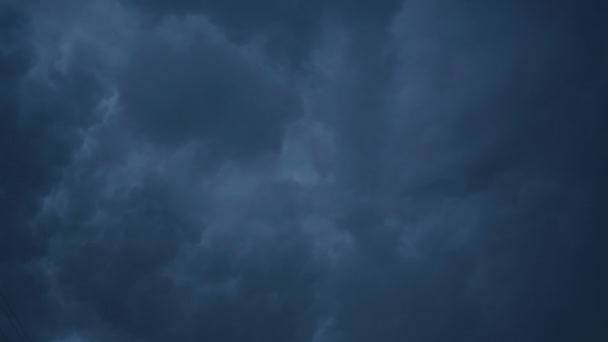 Na pozadí tmavé oblohy. Bouřka s blikajícím bleskem. 4k — Stock video