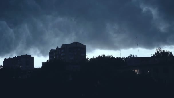 Na pozadí tmavé oblohy. Bouřka s blikajícím bleskem ve městě. 4k — Stock video