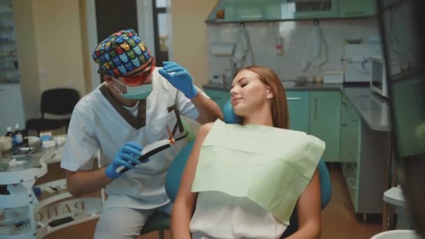 Menina bonita nova está no armário dental em tratamento e consultoria. 4K — Vídeo de Stock