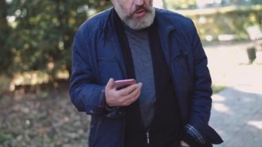 Şapkalı, sürpriz kıdemli duygusal hoparlörden konuşuyor ve etrafına bakıyor