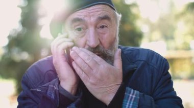 Duygusal olarak güneşli Caddesi üzerinde telefonda konuşan şık komuta sizde