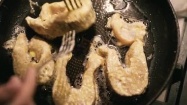 Aşçı koyarak ve tava üzerinde kil balık kavurma