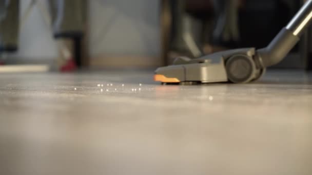 Yıkama elektrikli süpürge ile zemin eğilerek. 4k — Stok video