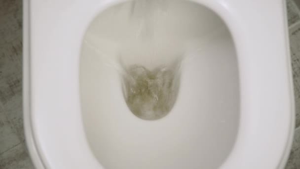 Vatten spolning ner från toalett stolen. 4k — Stockvideo