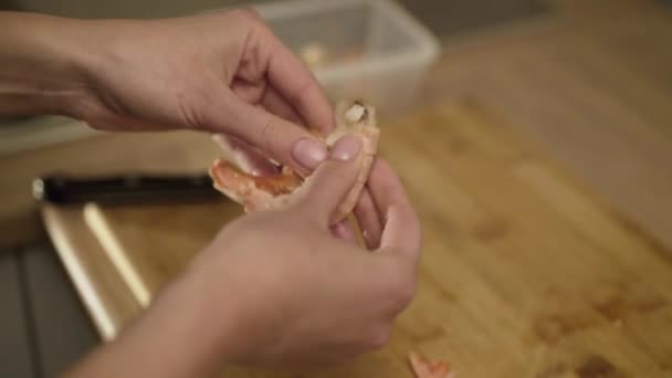 Fermer les mains des femmes épluchant les crevettes pour la cuisson — Video