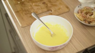 Dişi eller toz yumurtalarını baharatlarla karıştırdi. 4k