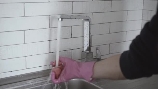 Vrouwelijke hand reinigt de keuken water kraan — Stockvideo