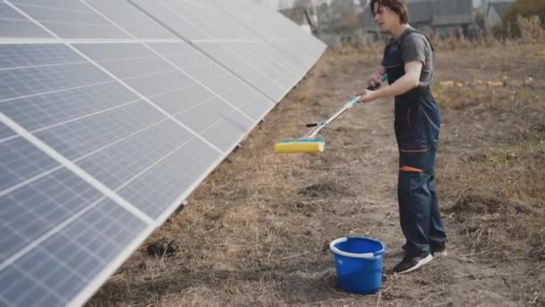 Limpieza de las baterías solares del polvo, utilizando fregona. 4K — Vídeos de Stock