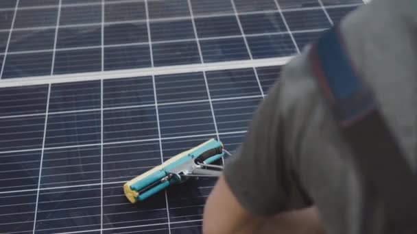 Limpeza de baterarias solares a partir de poeira, usando esfregão — Vídeo de Stock