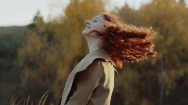 Mutlu kız siyah şapka ile whirls, onu erkek doğa kucaklamak geliyor