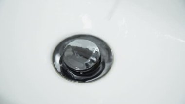 Yıkanmak drenaj boru içine düşen suyun arka plan